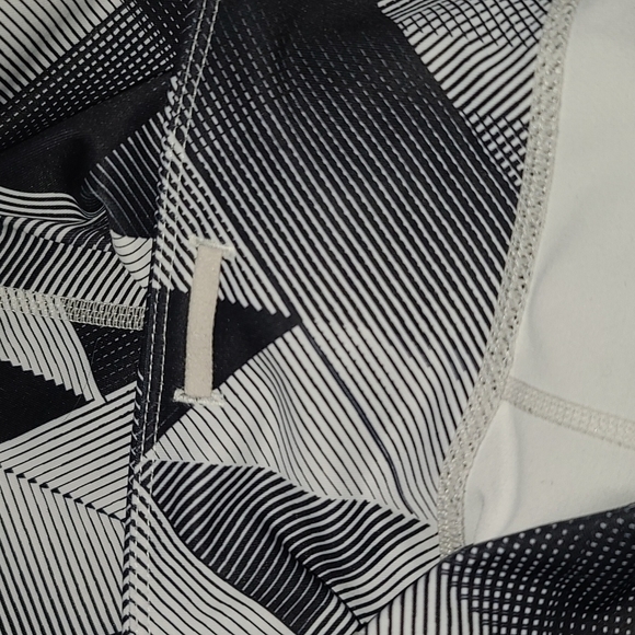 Gap Fit Active Wear Printed Capri Leggings - Picture 5 of 6